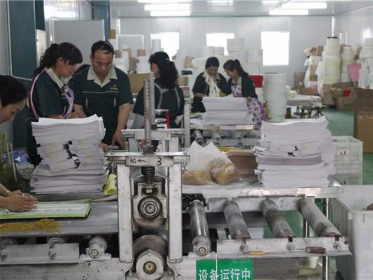 無紡膏藥布加工生產車間